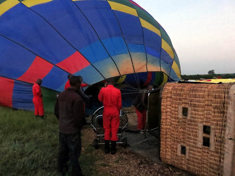 day06IMG_0614.jpg - Starting to inflate the hot air balloon, Masai Mara, Kenya